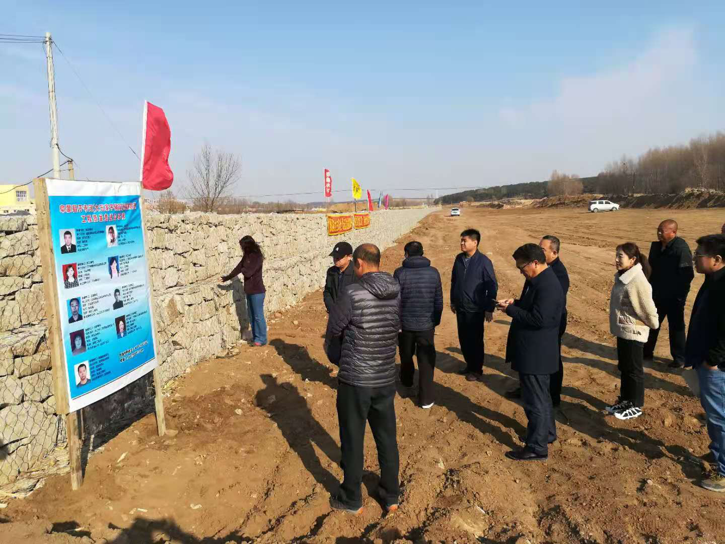 市水利局检查在建河道工程质量.png