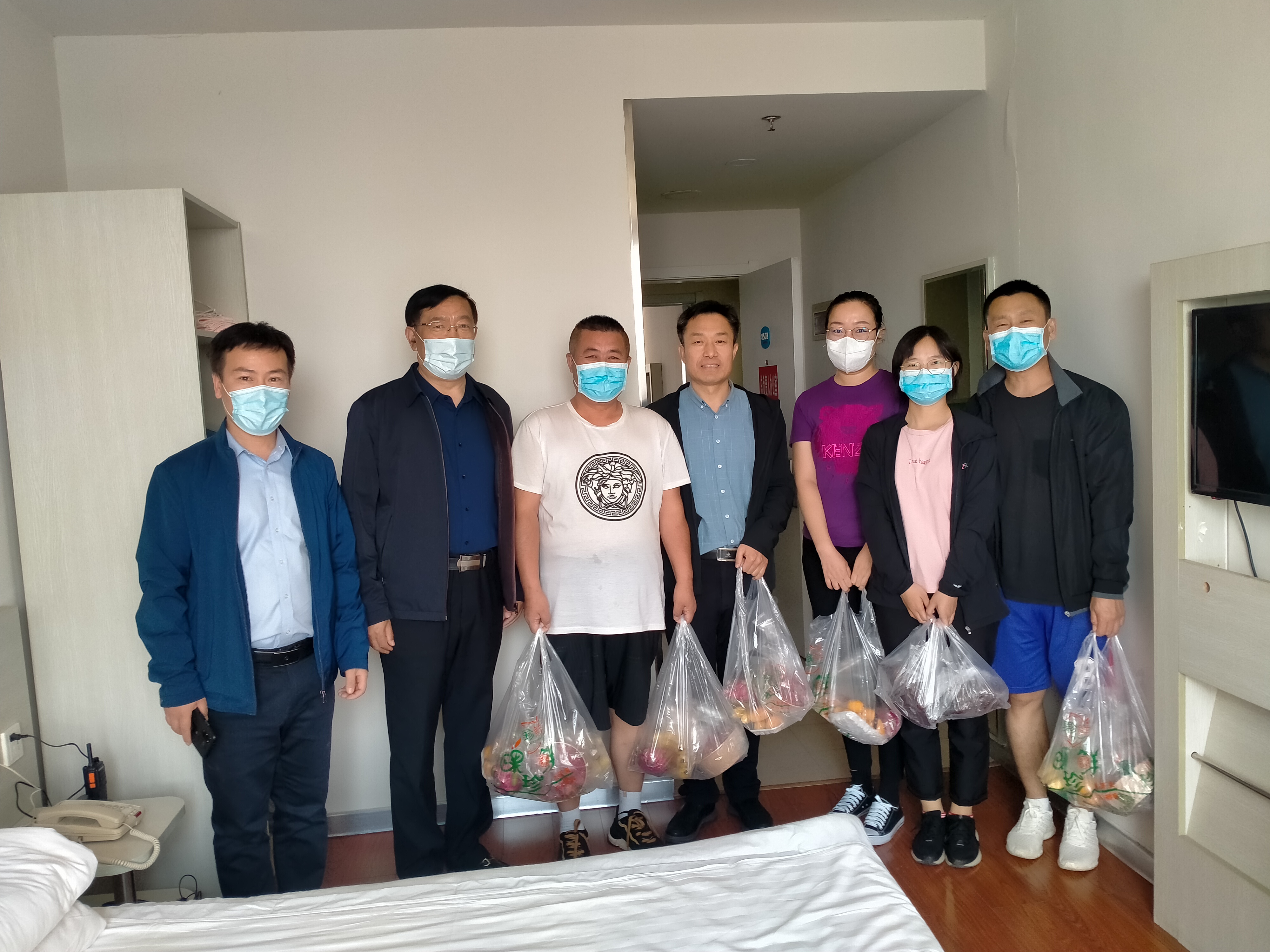 5月12日下午市水利局一级调研员马洪军带队看望深入疫情一线隔离点服务的工作人员.jpg