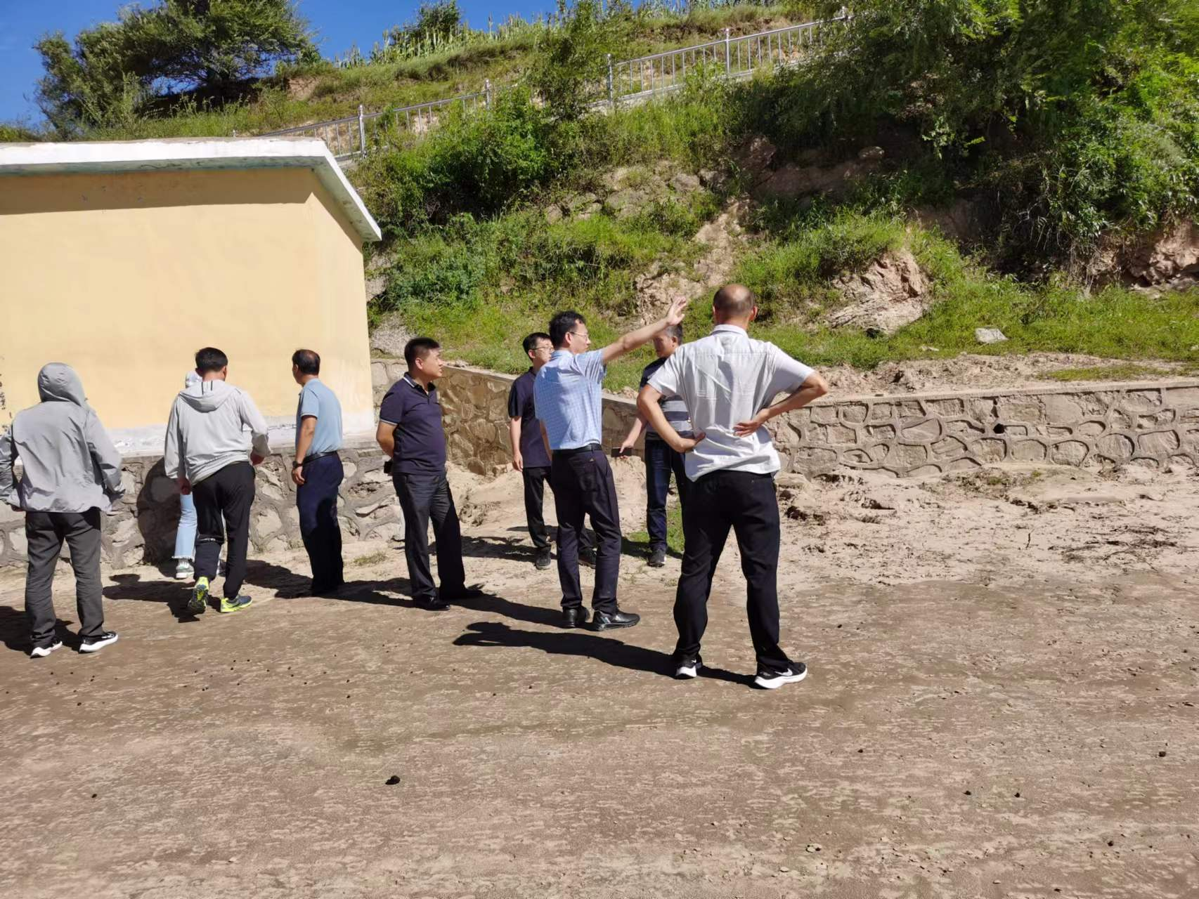 省水利事务服务中心对绕阳河阜新段进行巡查踏勘.png
